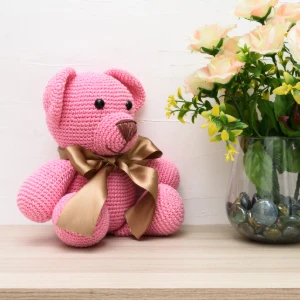 Urso Rosa Laço Dourado Amigurumi - Artesanato e Personalizados