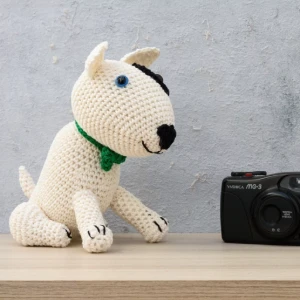 Cachorro Bacon Bull Terrier em amigurumi - Artesanato e Personalizados