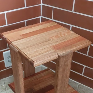 Mesa de canto em eucalipto e cedrinho com 2 tampos - Artesanato e Personalizados