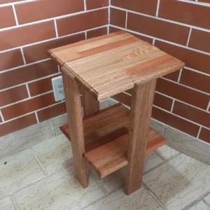 Mesa de canto em eucalipto e cedrinho com 2 tampos - Artesanato e Personalizados