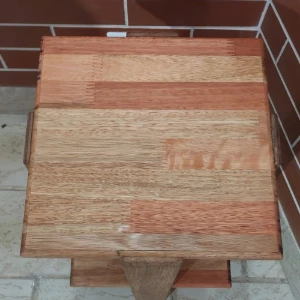 Mesa de canto em eucalipto e cedrinho com 2 tampos - Artesanato e Personalizados
