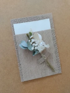 Cartão de Juta com buque flores desidratadas - Artesanato e Personalizados