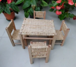 Conjunto de Mesa e 4 cadeirinhas (boneca) - Artesanato e Personalizados
