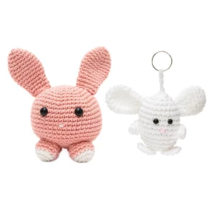 Duo Coelho bola e chaveiro coelho em amigurumi - Artesanato e Personalizados