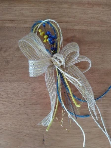 Laço P com Flores Secas Azul Royal e Amarelo - Artesanato e Personalizados
