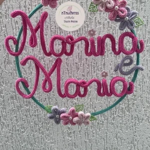 Guirlanda Decorativa Gêmeas Personalizada em Tricotin - Artesanato e Personalizados