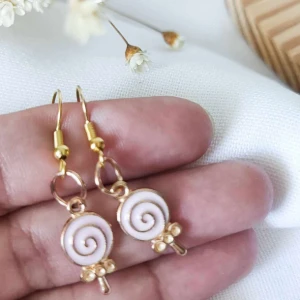 Brincos artesanais com gancho dourado