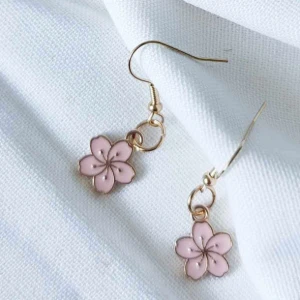 Brincos artesanais com gancho dourado - Artesanato e Personalizados