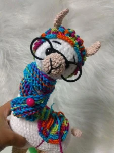 Amigurumi Lhama em Fio Pelúcia com cachecol em tricô - Artesanato e Personalizados