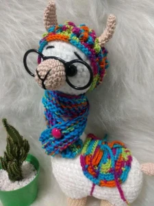 Amigurumi Lhama em Fio Pelúcia com cachecol em tricô - Artesanato e Personalizados