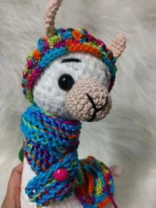 Amigurumi Lhama em Fio Pelúcia com cachecol em tricô - Artesanato e Personalizados