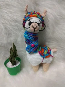 Amigurumi Lhama em Fio Pelúcia com cachecol em tricô - Artesanato e Personalizados