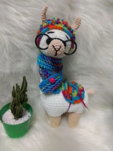 Amigurumi Lhama em Fio Pelúcia com cachecol em tricô - Artesanato e Personalizados