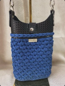 Bolsa Bag Serena Azul com Acabamento Preto - Artesanato e Personalizados
