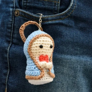 Chaveiro Santinha em amigurumi - Artesanato e Personalizados