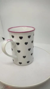 Caneca de Porcelana com Corações e Laço - 240 ml - Artesanato e Personalizados