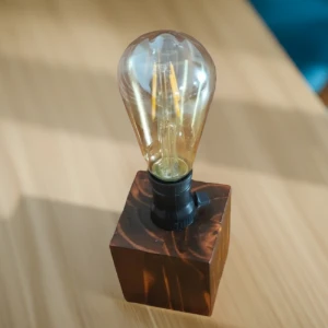 Luminária de mesa em madeira de eucalipto com lâmpada - Artesanato e Personalizados