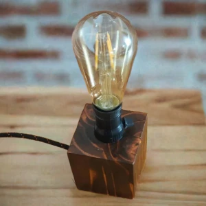 Luminária de mesa em madeira de eucalipto com lâmpada