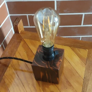 Luminária de mesa em madeira de eucalipto com lâmpada - Artesanato e Personalizados