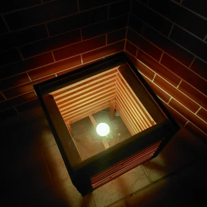 Mesa de canto em pinus com luminária e tampo de vidro - Artesanato e Personalizados