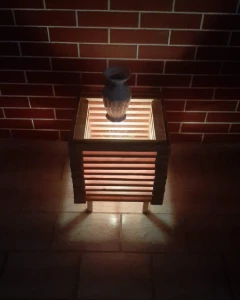 Mesa de canto em pinus com luminária e tampo de vidro - Artesanato e Personalizados