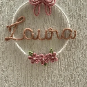 Porta Maternidade Laço e Flores em Tricotin - Artesanato e Personalizados