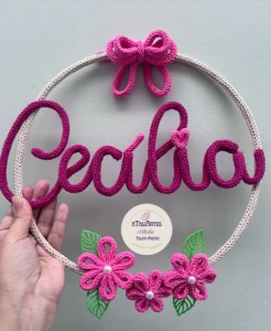 Guirlanda Laço e Flores em Tricotin - Artesanato e Personalizados