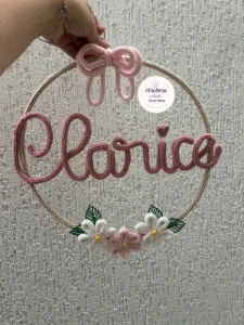 Guirlanda Laço e Flores em Tricotin - Artesanato e Personalizados