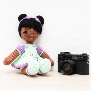 Boneca Letícia em Amigurumi - Artesanato e Personalizados