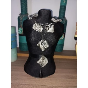 Colar Furacão Preto com Detalhes Geométricos - Artesanato e Personalizados