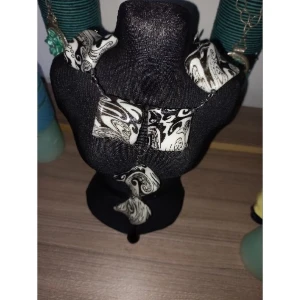 Colar Furacão Preto com Detalhes Geométricos - Artesanato e Personalizados