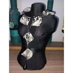 Colar Furacão Preto com Detalhes Geométricos - Artesanato e Personalizados