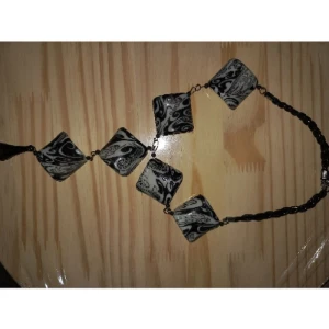 Colar Furacão Preto com Detalhes Geométricos - Artesanato e Personalizados