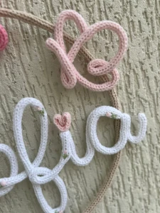 Porta Maternidade Nome com Bordado personalizado em tricotin - Artesanato e Personalizados
