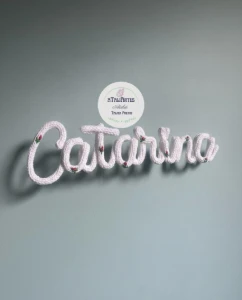 Porta Maternidade Nome com Bordado personalizado em tricotin - Artesanato e Personalizados