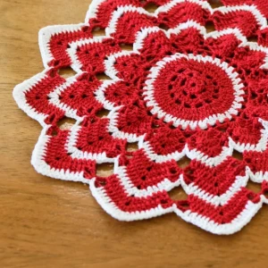 Toalhinha bicolor de Natal em crochê - Artesanato e Personalizados