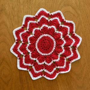 Toalhinha bicolor de Natal em crochê - Artesanato e Personalizados