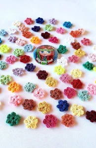 Kit de 50 Mini Florzinhas de Crochê - Artesanato e Personalizados