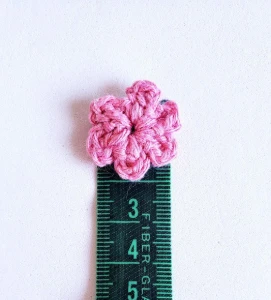 Kit de 50 Mini Florzinhas de Crochê - Artesanato e Personalizados