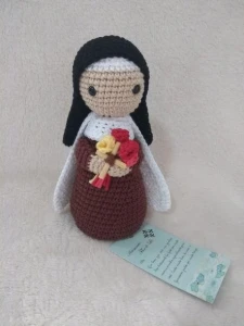 Santa Terezinha ou Nossa senhora em Crochê - Artesanato e Personalizados