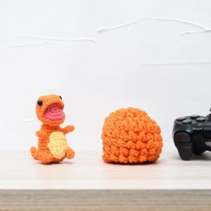 Ovo com filhote de dinossauro laranja em amigurumi - Artesanato e Personalizados