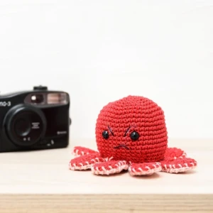 Polvo do Humor Rosa Reversível Feliz Bravo em Amigurumi - Artesanato e Personalizados