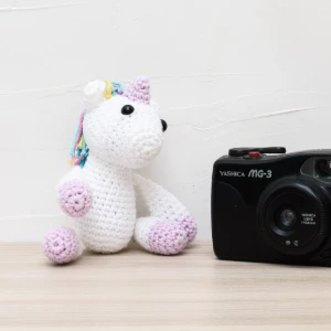 Mini Unicórnio Sentado em Amigurumi - Artesanato e Personalizados