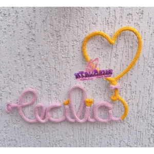Porta Maternidade Nome com Coração em Tricotin - Artesanato e Personalizados