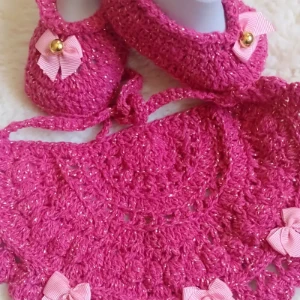Kit Sapatinho e Babador Rosa com Detalhes Dourados - Artesanato e Personalizados