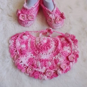 Kit Sapatinho e Babador Rosa com Detalhes Dourados