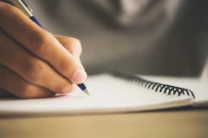 faço seus trabalhos da faculdade! - Serviços Digitais