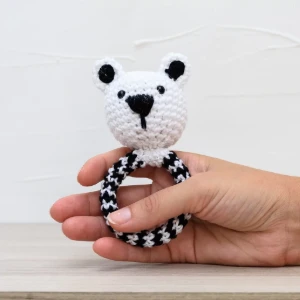 Chocalho Ursinho Preto e Branco Amigurumi - Artesanato e Personalizados