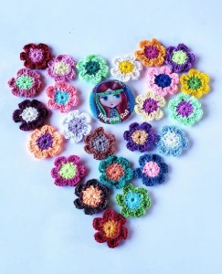 Florzinhas com Miolo em Crochê - Artesanato e Personalizados