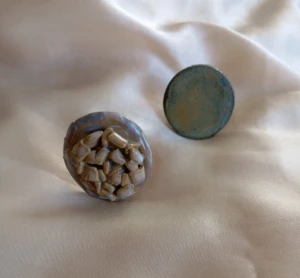 Anel Relevos em Cerâmica com Aro Ajustável - Artesanato e Personalizados